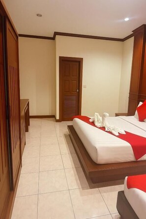 Escritorio, espacio para trabajar con laptop y wifi gratis