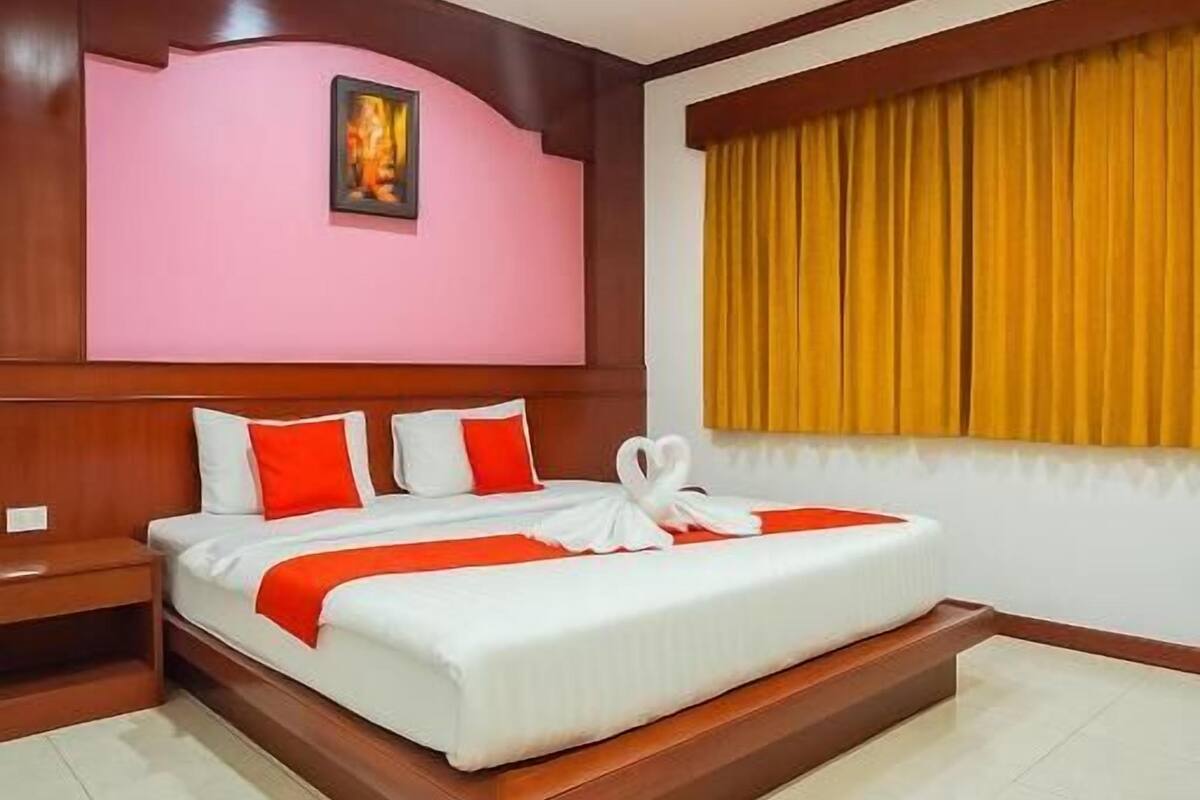 Escritorio, espacio para trabajar con laptop y wifi gratis