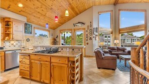 Fridge, microwave, oven, stovetop - Chinook House (Manzanita)