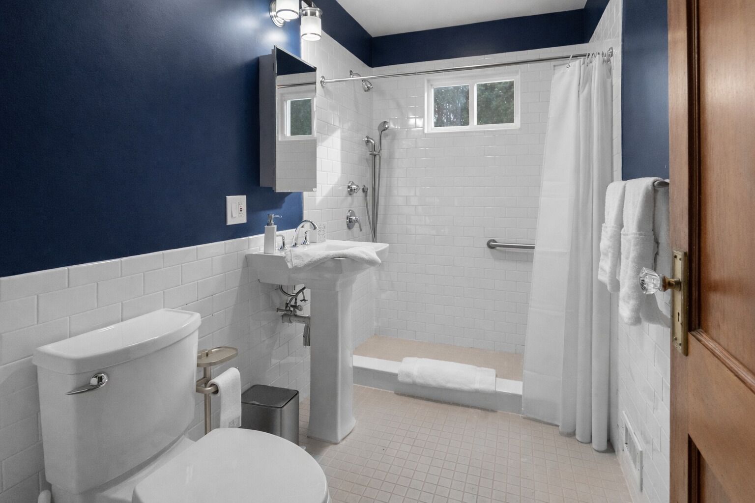 Un baño con inodoro, lavabo y ducha.