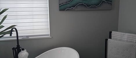 Sèche-cheveux, serviettes fournies, savon, papier toilette