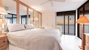 2 bedrooms, WiFi - Admiralty on Gulf Shore Dr. - 6th flr Beachfront Penthouse - Amazing Gulf views & Stunning Sunsets (Naples)