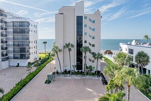 Exterior - Admiralty on Gulf Shore Dr. - 6th flr Beachfront Penthouse - Amazing Gulf views & Stunning Sunsets (Naples)