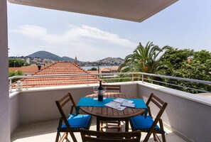 Apartment | Outdoor dining - Apartments Villa Karmen - Two-bedroom Apartment With Balcony and Sea View (Dubrovnik)