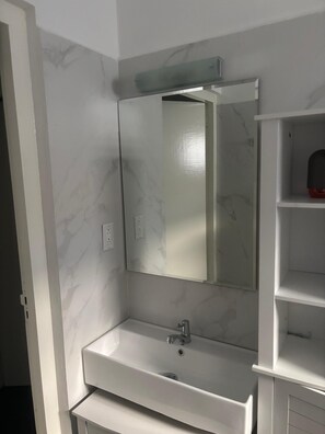 Een haardroger, handdoeken, zeep, toiletpapier