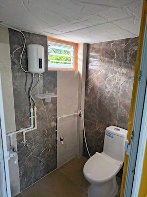 Shower, towels, soap, shampoo - BGF RESIDENCY - LODGE (Coimbatore)