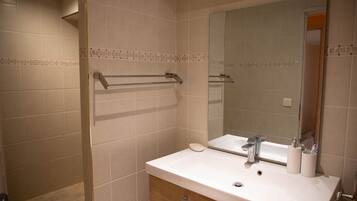 SĂšche-cheveux, serviettes fournies