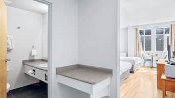 SĂšche-cheveux, serviettes fournies, savon, shampoing