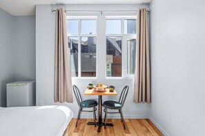 1 habitación, tabla de planchar con plancha, wifi gratis y ropa de cama 