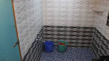 Familierom | Bad | Dusj, toalettartikler (inkludert), håndklær og såpe