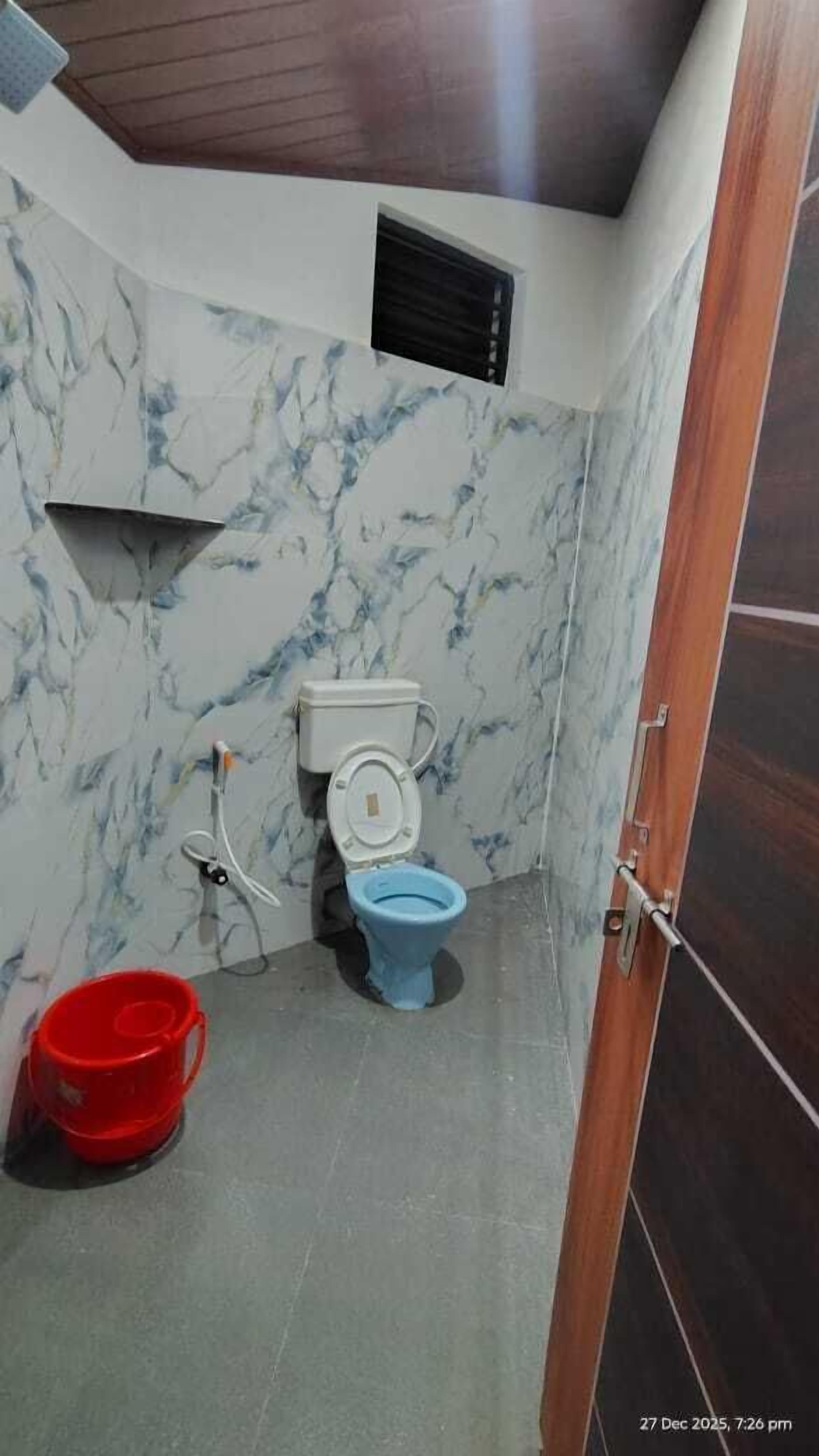 Shower, free toiletries, towels, soap