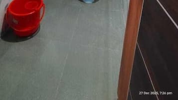 Douche, articles de toilette gratuits, serviettes fournies, savon