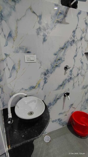 Shower, free toiletries, towels, soap - Beach Nest Gokarna (Gokarna)