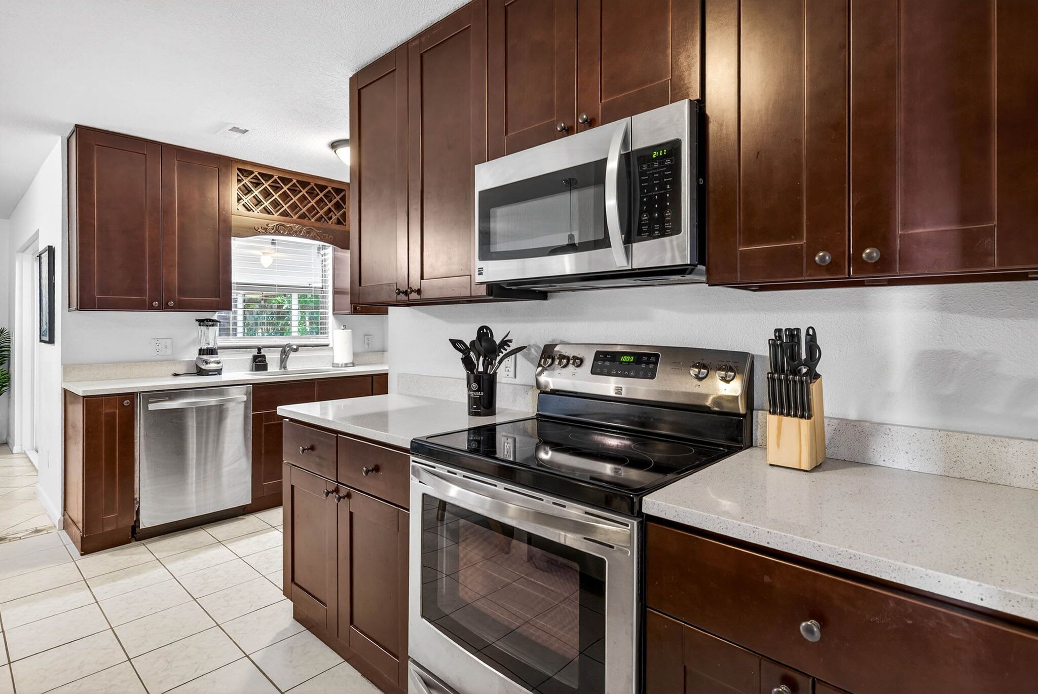 Kjøleskap, mikrobølgeovn, kokeplater og oppvaskmaskin