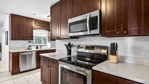 Private kitchen - The Terrace Hideaway 3BR WFH, Sleeps 6 (Tampa)