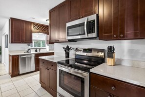 Fridge, microwave, stovetop, dishwasher - The Terrace Hideaway 3BR WFH, Sleeps 6 (Tampa)