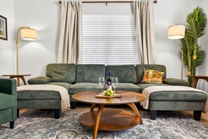 TV - The Terrace Hideaway 3BR WFH, Sleeps 6 (Tampa)
