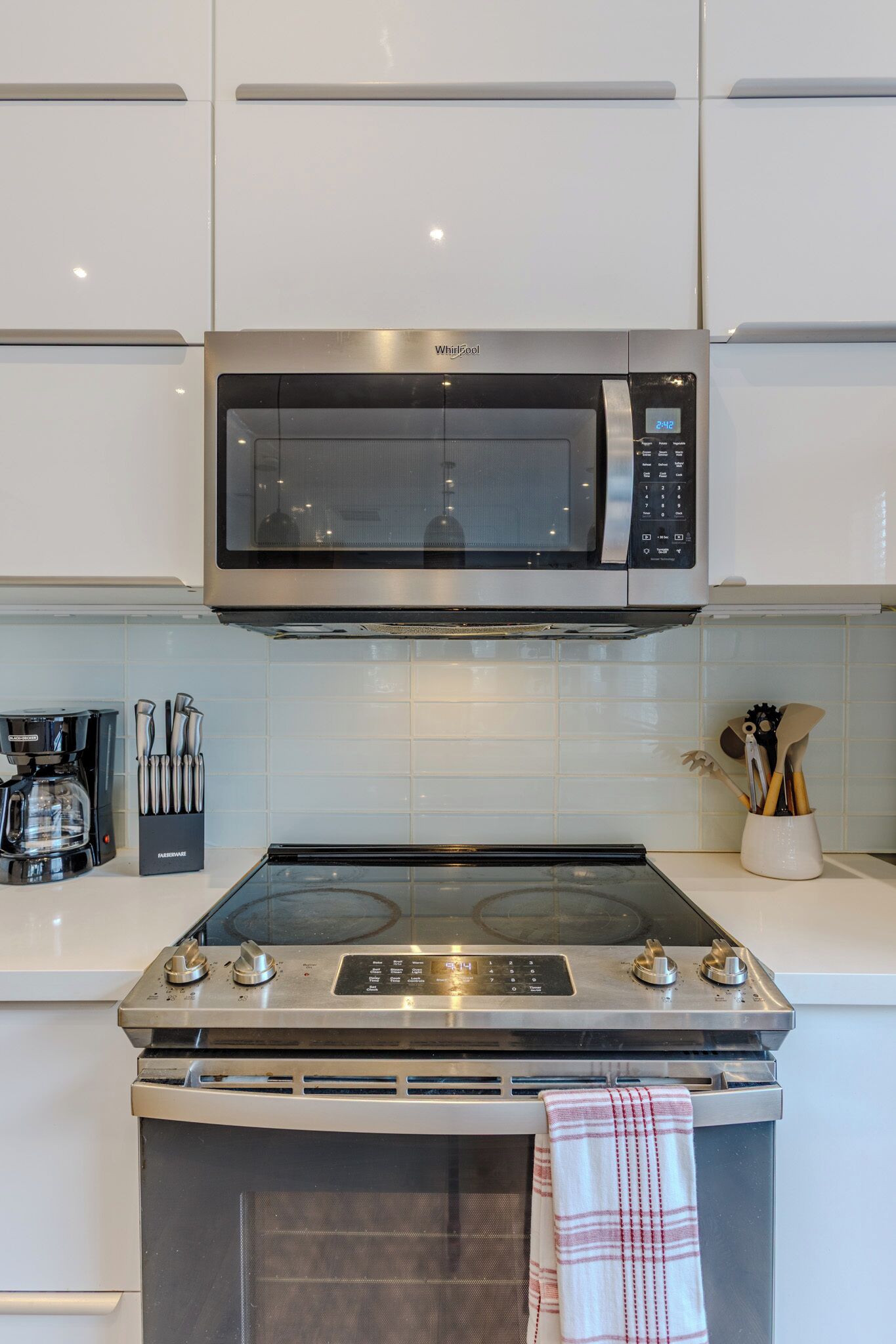 Microondas, horno, placa de cocina y lavavajillas