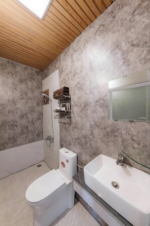 Deluxe Quadruple Room | Bathroom | Shower, hair dryer, towels, soap - Ye Lam Homestay Da Lat (Da Lat)