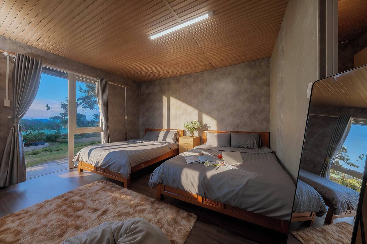 Deluxe Quadruple Room | Laptop workspace, free WiFi