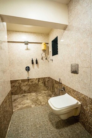 Deluxe kamer | Badkamer | Pantoffels