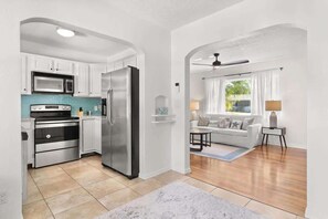 Fridge, microwave, oven, stovetop - Sleeps 7|3BR+FirePit+Pets Ok|St. Pete Getaway (St. Petersburg)