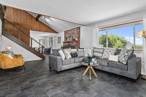 TV, offices - Beautiful & Spacious Home+Groups|6BR|Quiet & Cozy (Shawnee)