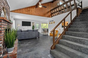 TV, offices - Beautiful & Spacious Home+Groups|6BR|Quiet & Cozy (Shawnee)