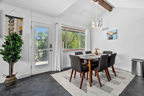 Dining - Beautiful & Spacious Home+Groups|6BR|Quiet & Cozy (Shawnee)