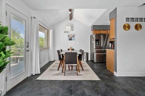 Dining - Beautiful & Spacious Home+Groups|6BR|Quiet & Cozy (Shawnee)