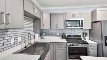 冰箱、微波炉、烤箱、炉灶