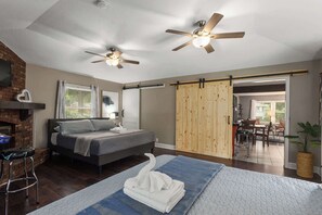 4 habitaciones, escritorio y tabla de planchar con plancha 