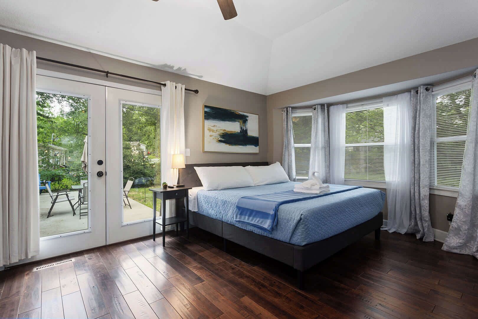 Escritorio, tabla de planchar con plancha, cuna de viaje y wifi 