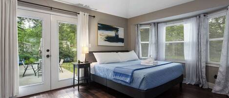 Escritorio, tabla de planchar con plancha, cuna de viaje y wifi