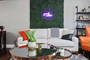 Televisión y oficina 