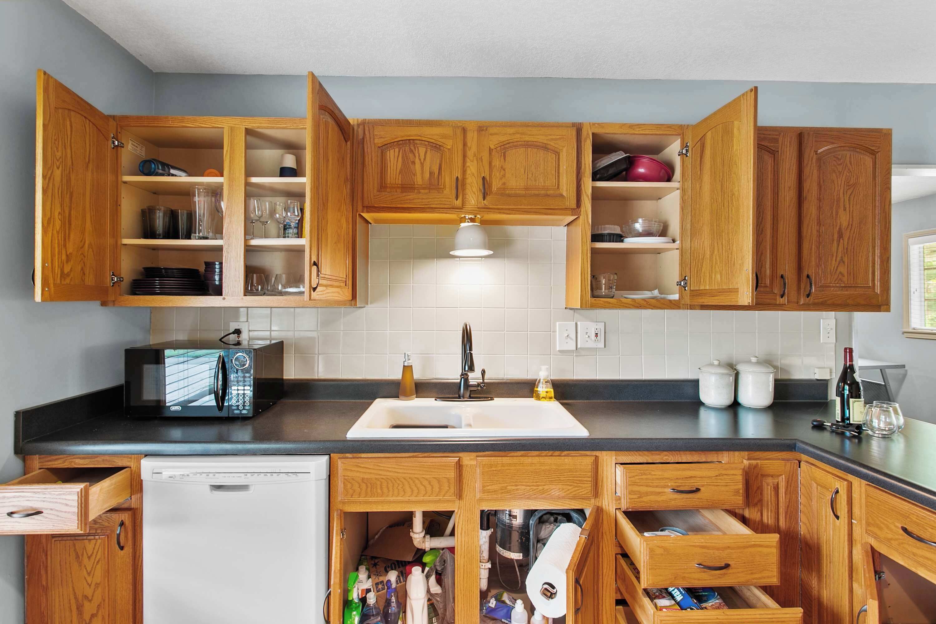 冷蔵庫、電子レンジ、オーブン、コンロ