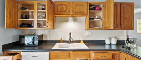 冷蔵庫、電子レンジ、オーブン、コンロ