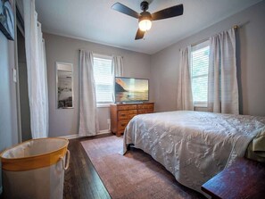 3 bedrooms, iron/ironing board, travel cot, WiFi - Walkable KC House: 3BR Near Shops & Dining (Kansas City)