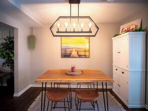 Dining - Sleeps 7| 3BR| Walkable+Shopping+World Cup ready (Kansas City)