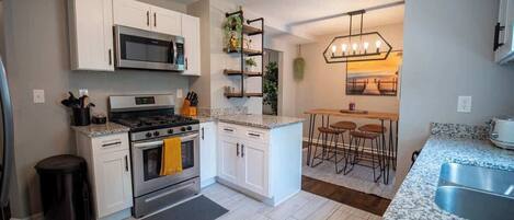 Kühlschrank, Mikrowelle, Herdplatte, Geschirrspüler