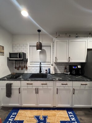 Private kitchen - Downtown Tiny Bourbon House (Somerset)