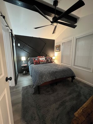 3 bedrooms, iron/ironing board, WiFi, bed sheets - Downtown Tiny Bourbon House (Somerset)