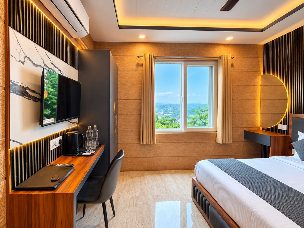 Una habitación de hotel moderna con cama, escritorio y televisión.