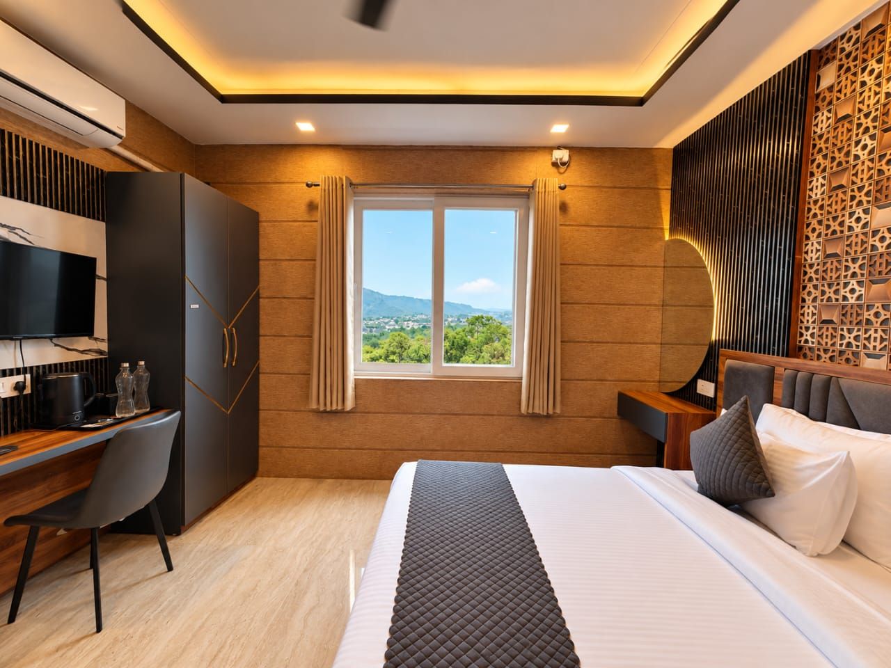 Habitación de hotel moderna con una cama grande, un escritorio, un televisor y vistas al exterior.