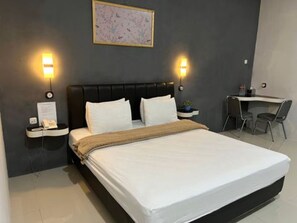 Double Room | Free WiFi - Tulip Guest House & Cafe (Batu)