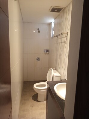 Bathroom - Tulip Guest House & Cafe (Batu)