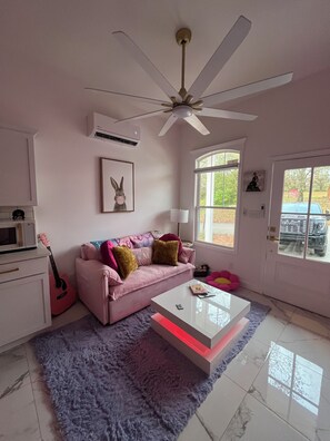 Living area - The Swift Lake House (Somerset)