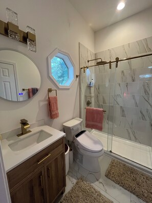 Shower, hair dryer, towels, soap - The Swift Lake House (Somerset)