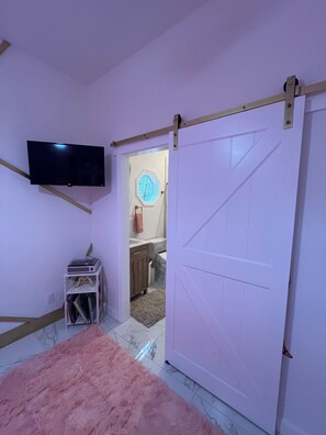 2 bedrooms, iron/ironing board, WiFi, bed sheets - The Swift Lake House (Somerset)