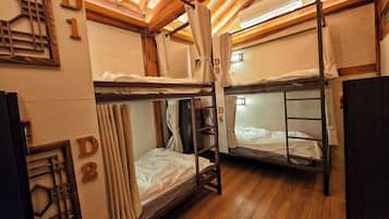 Dormitório compartilhado básico, somente para mulheres | Cortinas blackout, ferros/tábuas de passar roupa, Wi-Fi de cortesia